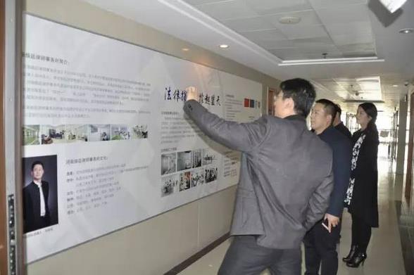 劉煥廷主任為盧副局長(zhǎng)、邱科長(zhǎng)介紹我所法律援助事業(yè)開(kāi)展情況